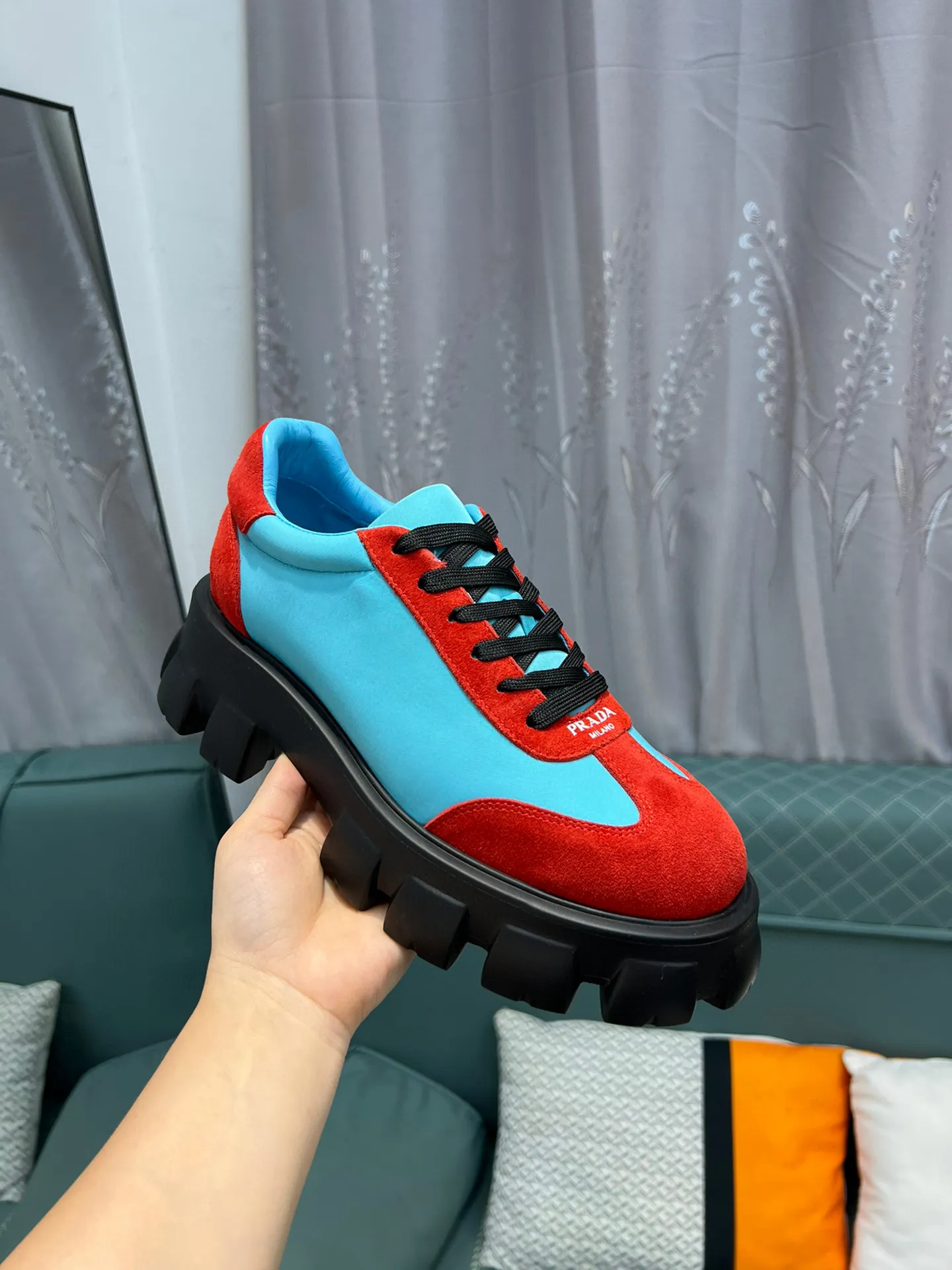 Men's shoes 💰540 Prada Latest 2025ss spring and summer catwalk series Thick-soled platform platform Casual sports shoes Couple style ☑️ Bold contrasting bright colors and fashionable combination Casual sports style design with exquisite details Classic personalized gear thick sole Increased comfort and unique modern trend style 🚩 Fabric: Cowhide ➕ Cloth Lining: Sheepskin Outsole: Original molded ultra-light foam material Sole thickness: 4.5CM Size: 35-45 (Female 40, Male 45, customized, non-returnable)